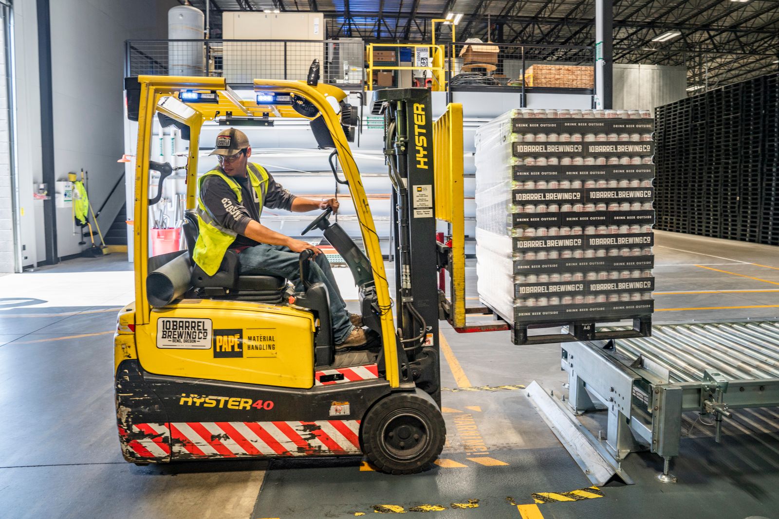 Forklift imalatı - depo içinde çalışan forklift