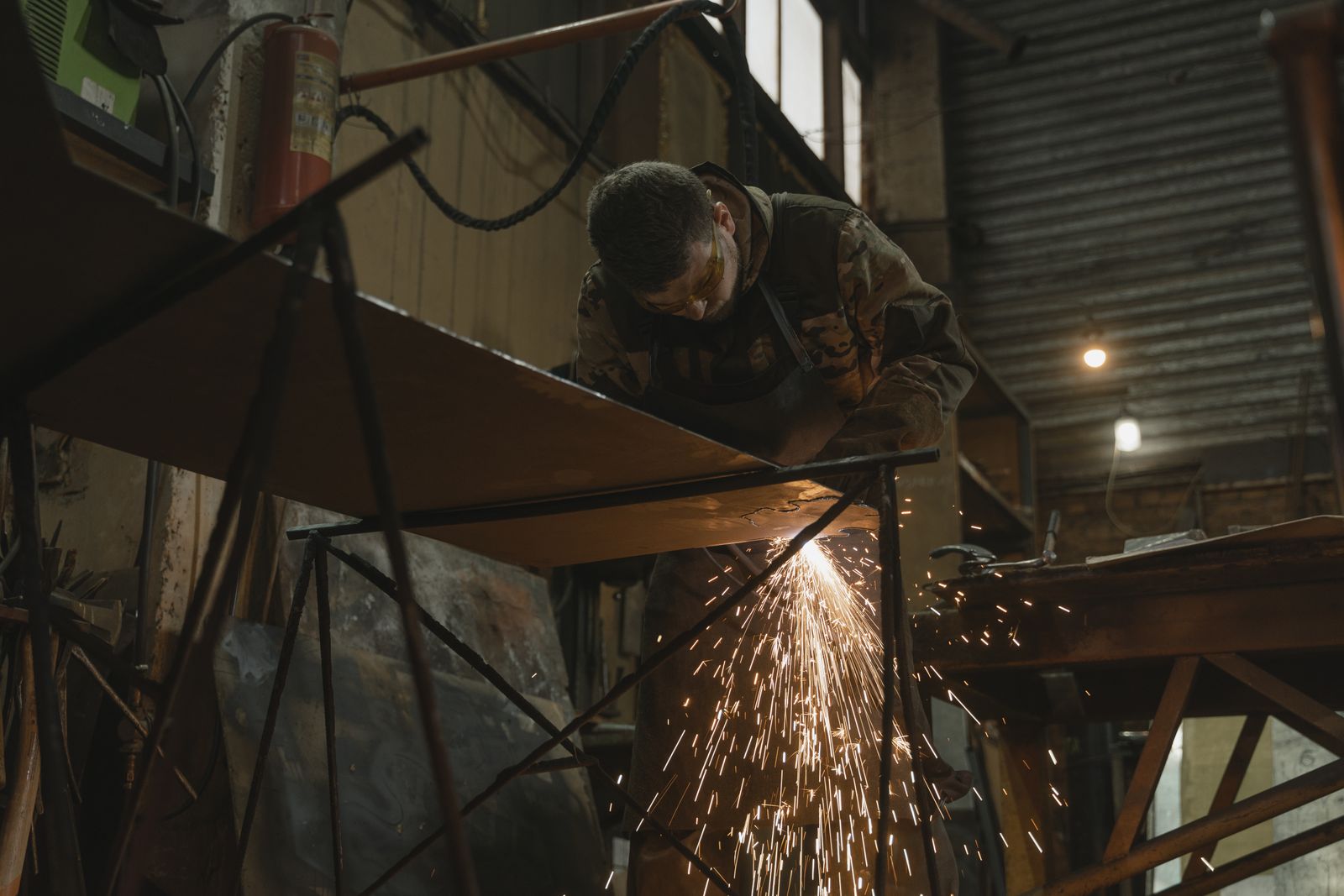 Forklift imalatı - atölyede şasi kaynağı yapılırken