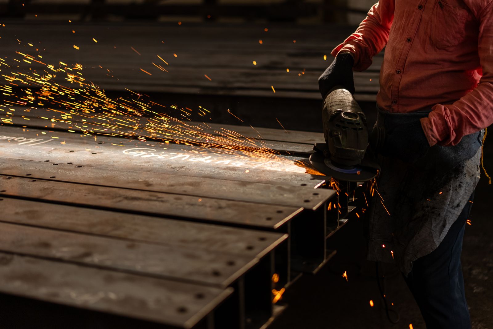 Forklift şasisinde kaynak sonrası taşlama işlemi